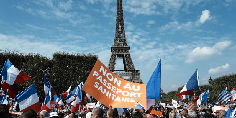 Ve Francii již osmý víkend v řadě lidé demonstrují proti covid pasům. Zároveň jsou proti povinnému očkování zdravotníků