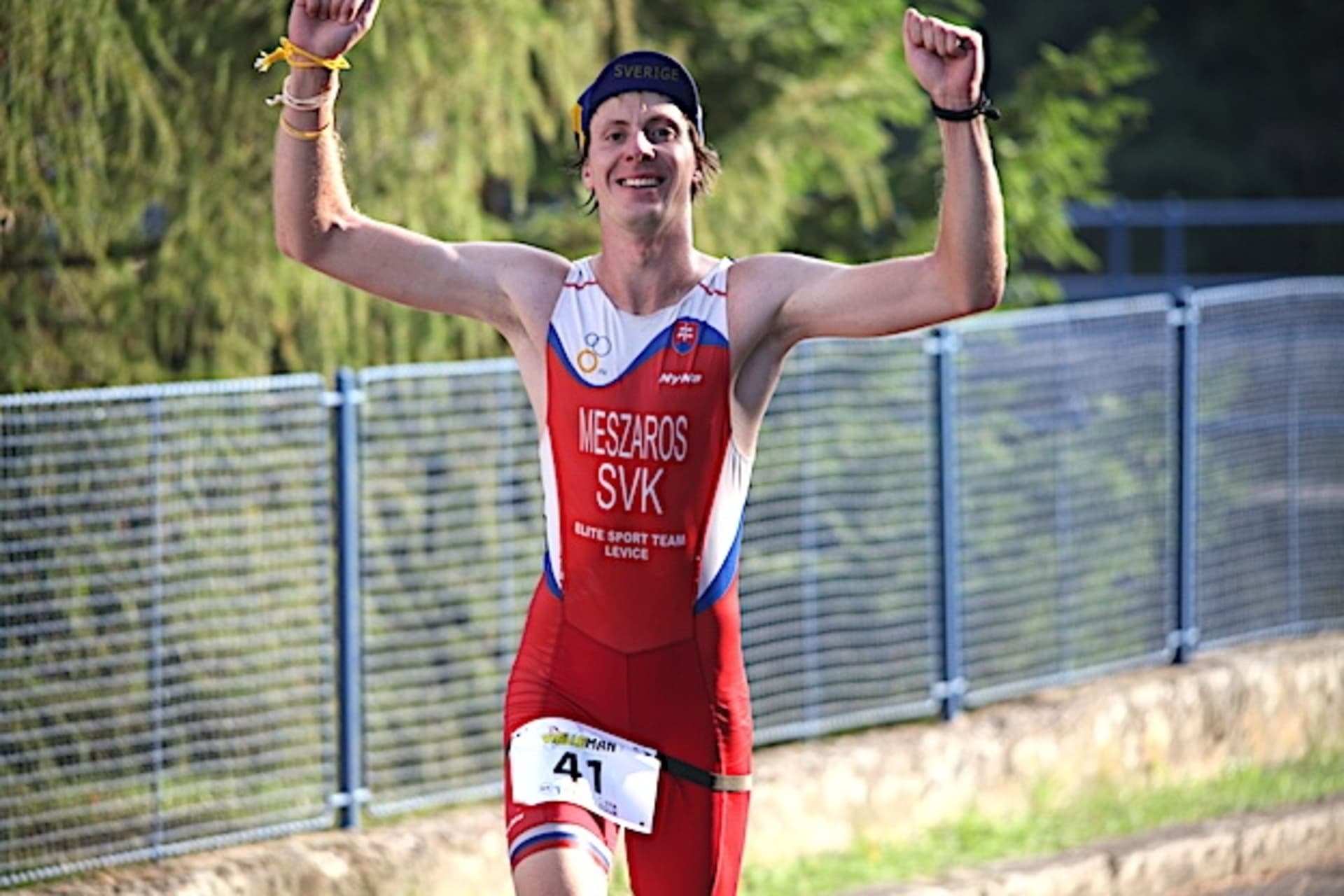 Triatlonista Jakub Mészáros v osudný den vyhrál závod.