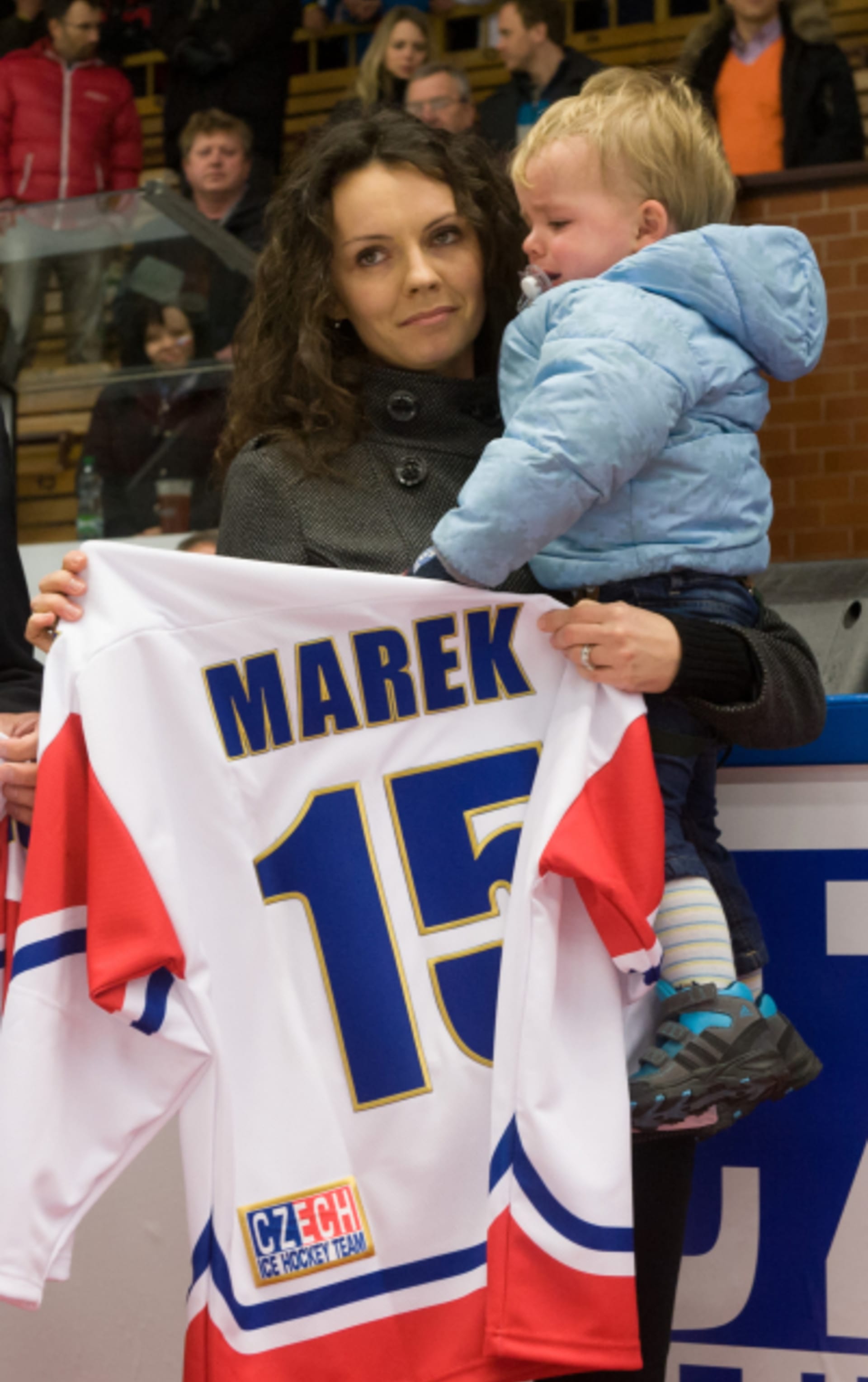 Lucie Marková a její syn Honzík, když na stadionu v Jindřichově Hradci uctívali památku Jana Marka. Zimní stadion po hokejistovi nese název.