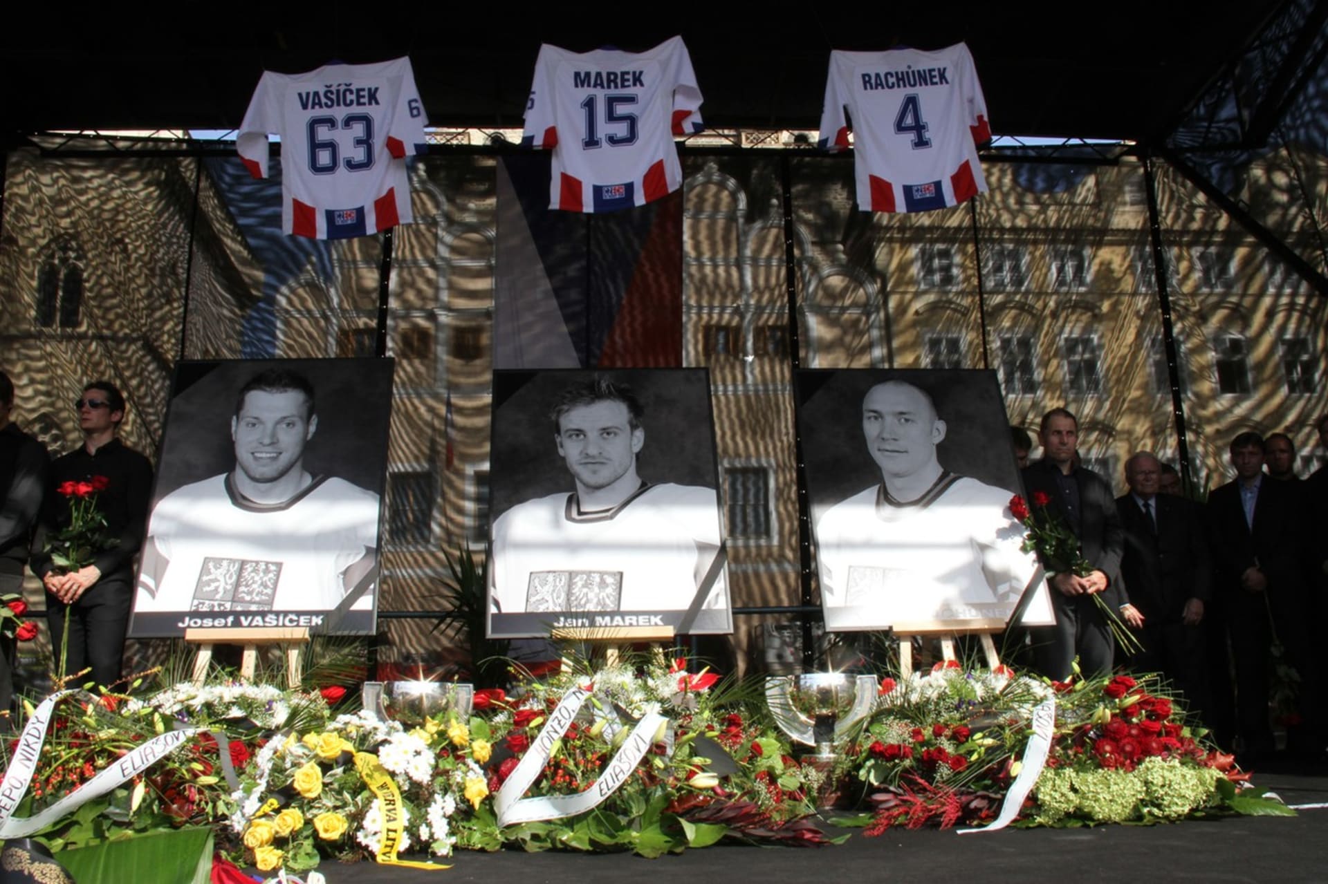 Vzpomínka na české hokejisty, kteří při tragédii zemřeli – Josefa Vašíčka, Jana Marka a Karla Rachůnka.