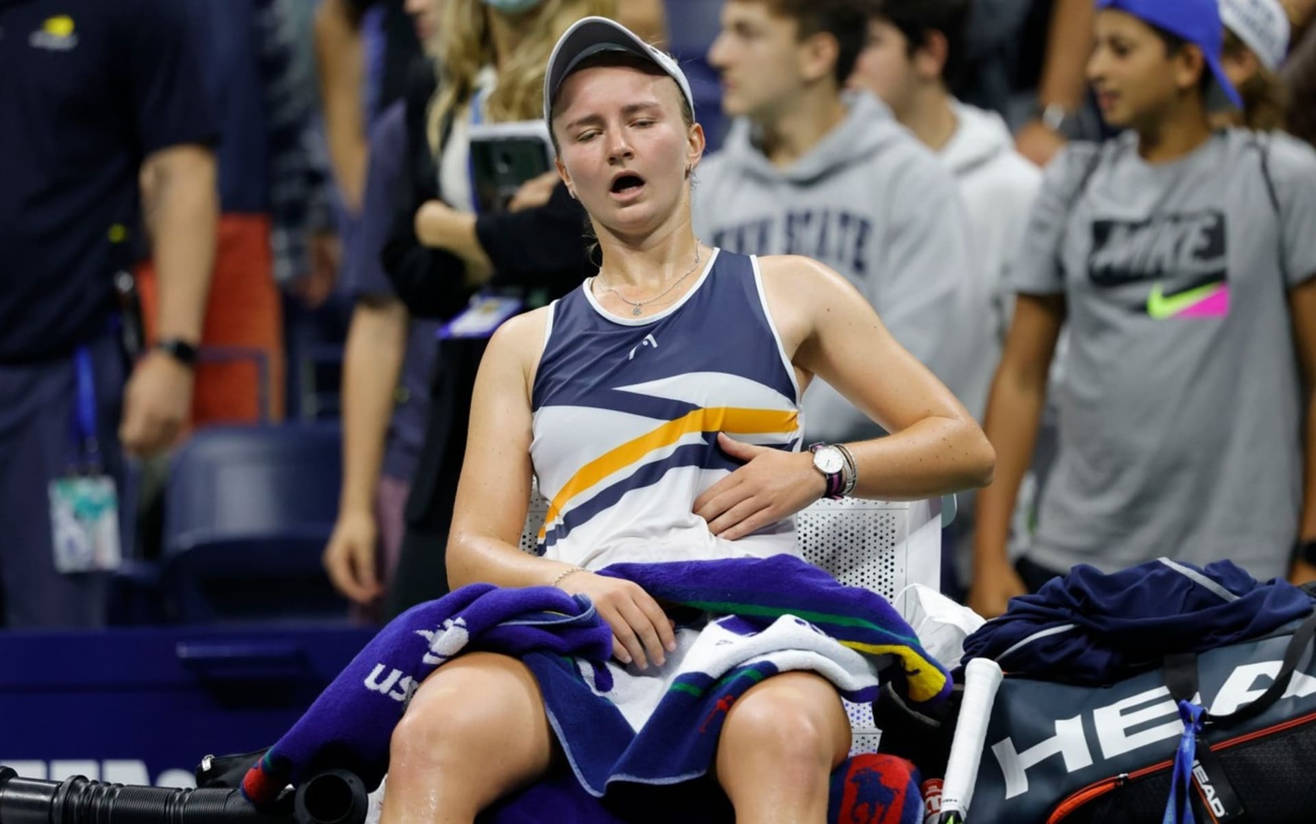 Vyčerpaná Barbora Krejčíková během zápasu se Španělkou Muguruzaovou