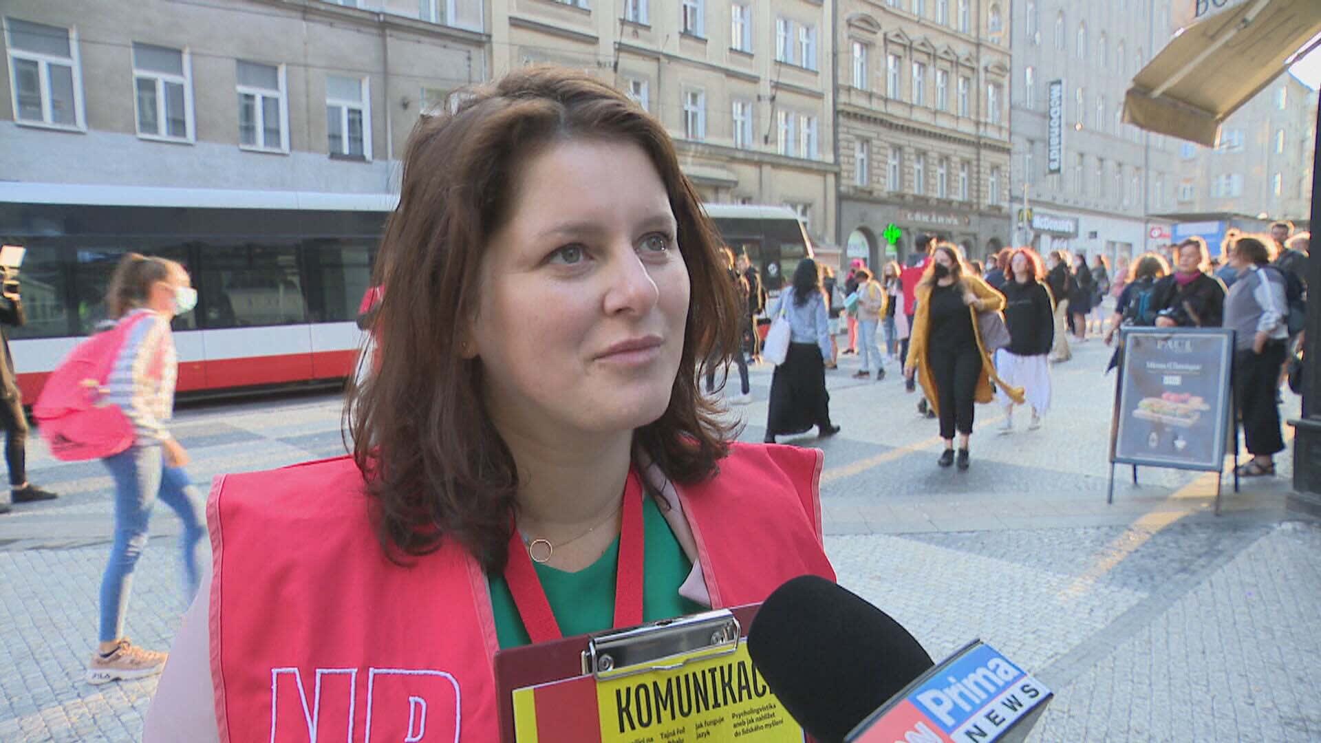 Ministryně Jana Maláčová vyrazila na pražský ípák, kde kromě rozdávání novin ČSSD prodávala i časopis Nový prostor. 