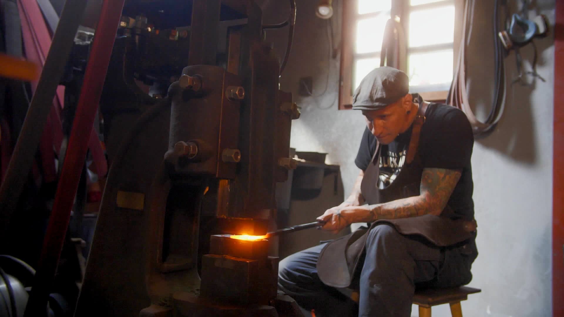 Čepele nože se vyrábí tradiční kovářskou metodou