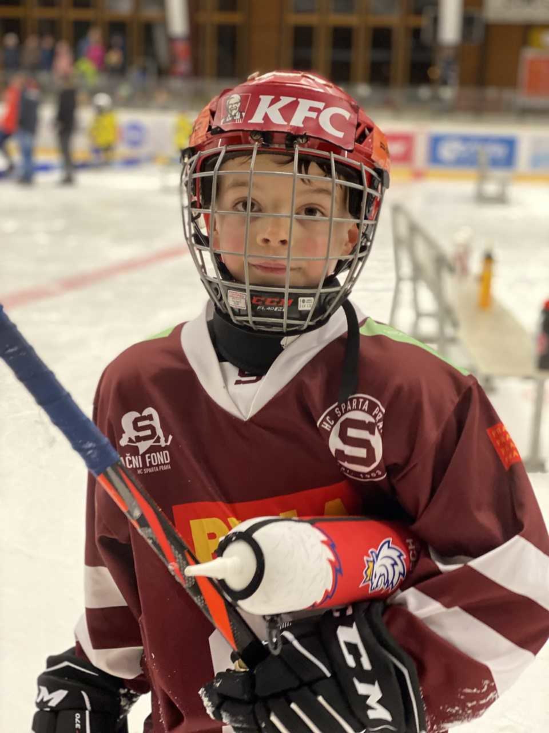 Syn Jana Marka a Lucie Markové Honzík hraje hokej jako jeho otec.