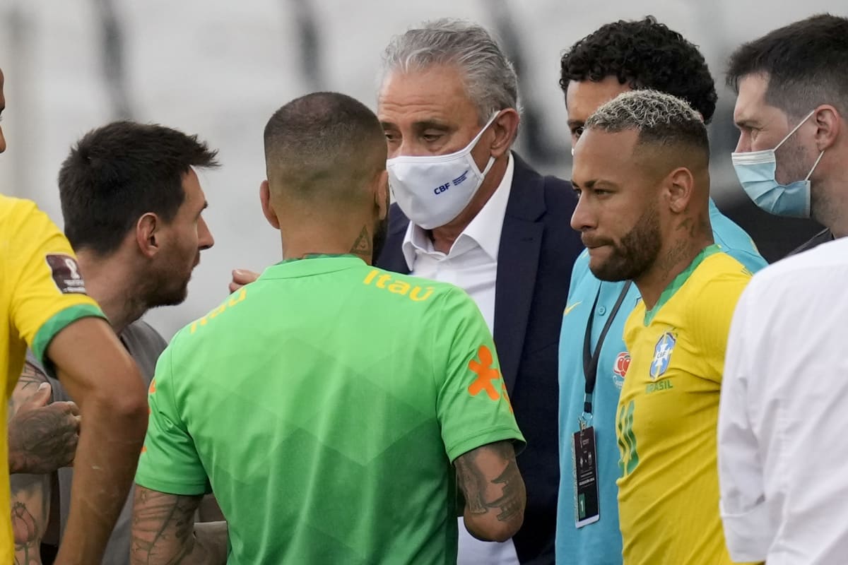 Argentinský kapitán Lionel Messi, brazilský trenér Tite a útočník Neymar diskutují během přerušení kvalifikačního zápasu v São Paulu. 