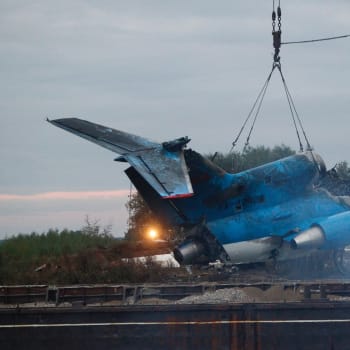 Vytahování trosek letadla Jak-42