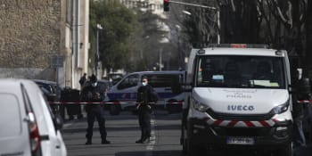 Útočník v Cannes „ve jménu proroka“ pobodal policistu. Toho zachránila neprůstřelná vesta