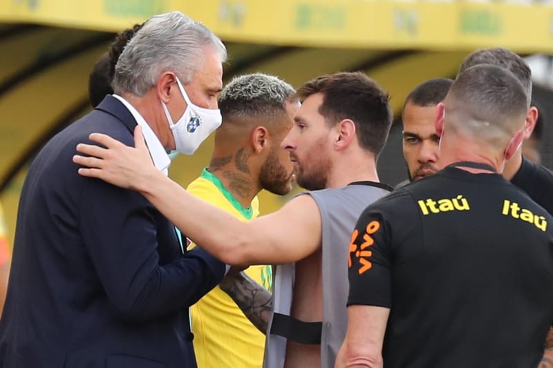 Argentinský kapitán Lionel Messi (vpravo) a brazilský trenér Tite debatují během přerušení kvalifikačního fotbalového utkání Brazílie–Argentina v São Paulu.