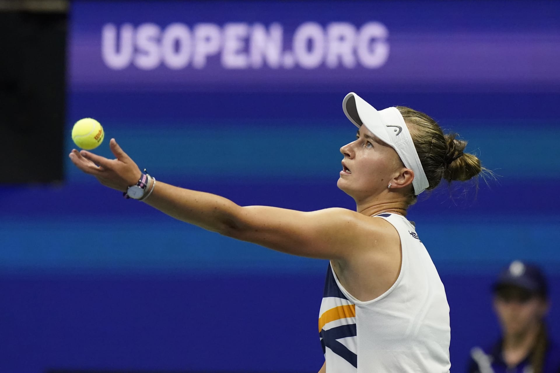 Česká tenistka Babora Krejčíková podává při svém vítězství v osmifinále US Open 2021 v New Yorku.