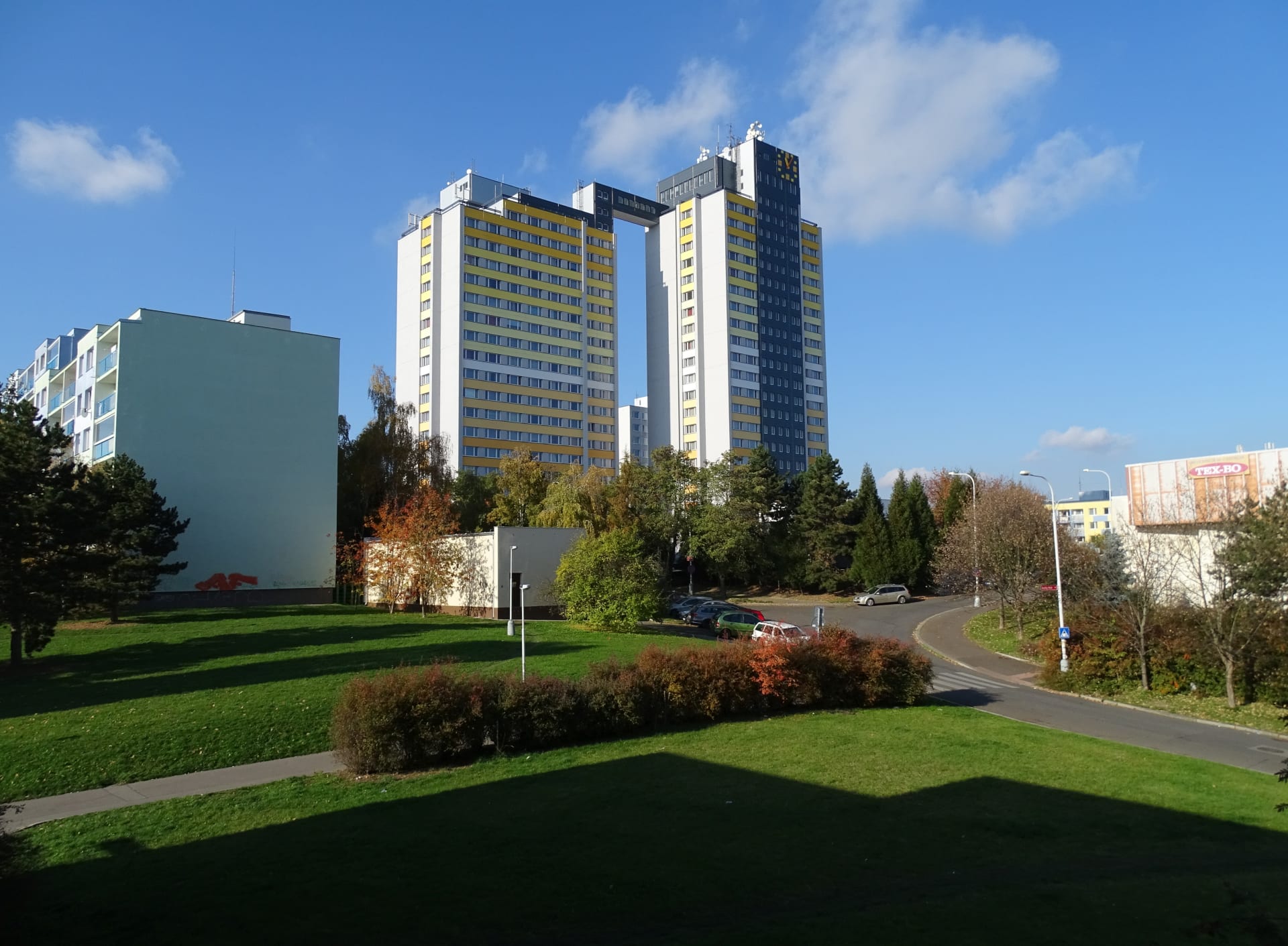 Ikonický věžák poblíž metra Háje: Hotel Kupa