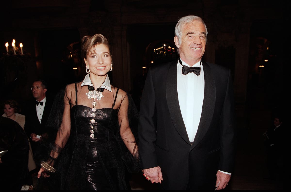 Belmondo a jeho bývalá manželka (v té době partnerka) Natty Belmondo na slavnostním otevření pařížské opery 18. března 1996