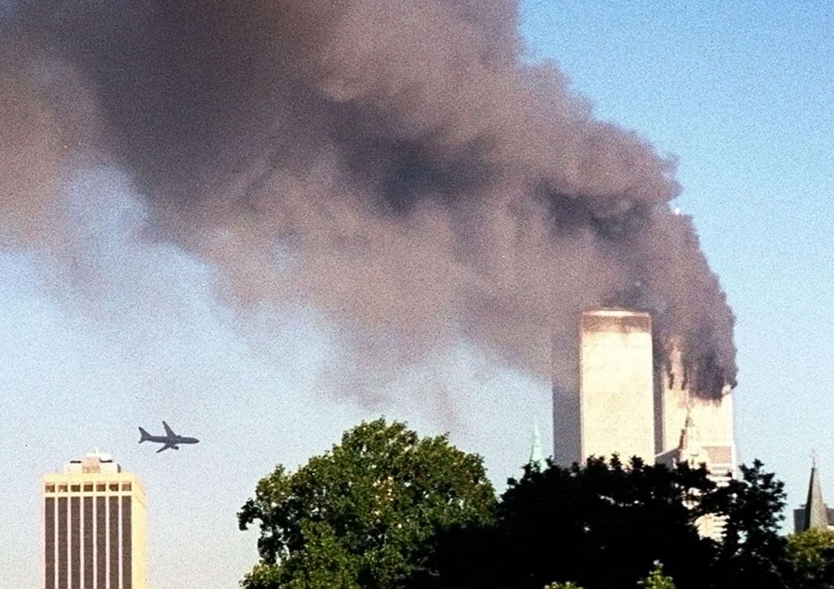 Let 175 společnosti American Airlines se těsně před nárazem přibližuje k věži Světového obchodního centra v New Yorku.