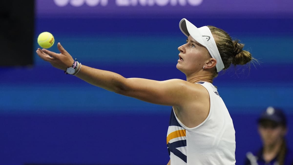 Česká tenistka Babora Krejčíková podává při svém vítězství v osmifinále US Open 2021 v New Yorku.
