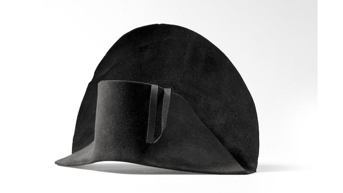 V Londýně budou dražit Napoleonův klobouk. 