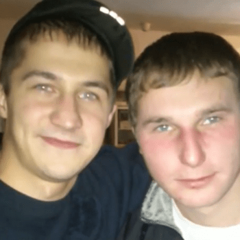 Zabitý pedofil Oleg Svidorov (vlevo) a otec znásilněné dívky Vjačeslav M. (vpravo). Fotografie dokazuje, že oba muži bývali dobrými kamarády.