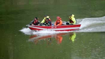 Hasiči v Plzni prohledávají řeku Radbuzu. Z vody vytáhli muže, topit se měla i jeho kamarádka