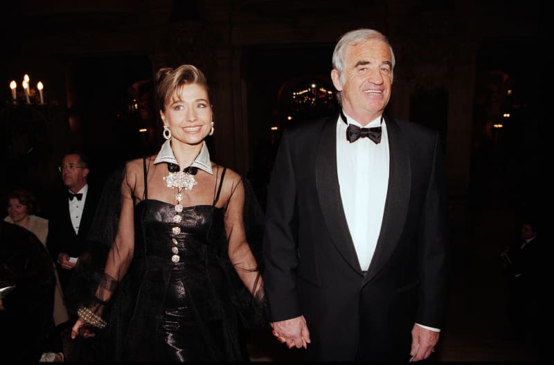 Jean Paul Belmondo a jeho manželka (v té době partnerka) Natty Belmondová na slavnostním otevření pařížské opery 18. března 1996.