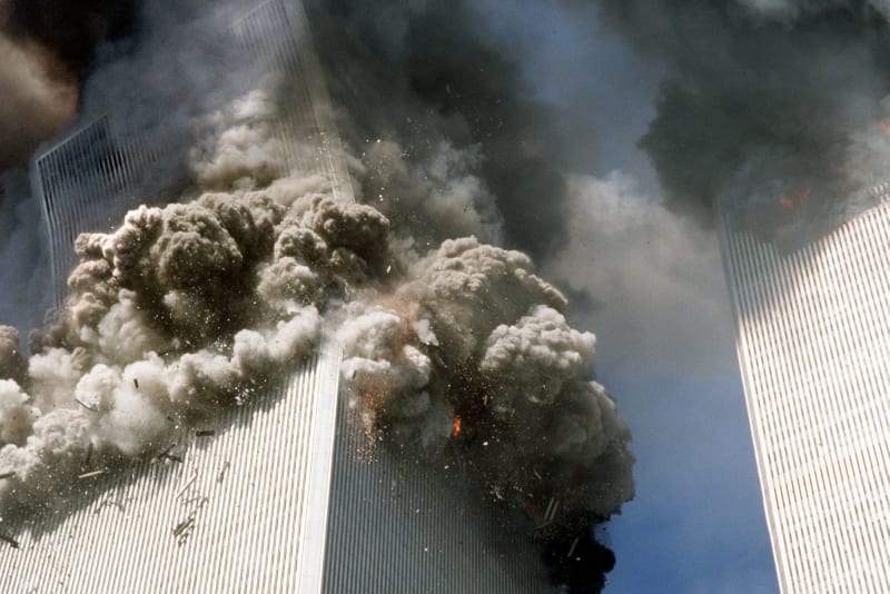 Mrakodrap WTC se láme a padá k zemi.