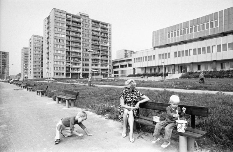 Dětství na Jižním Městě. Opatov, vpravo obvodní kulturní středisko s knihovnou. Snímek z roku 1984 