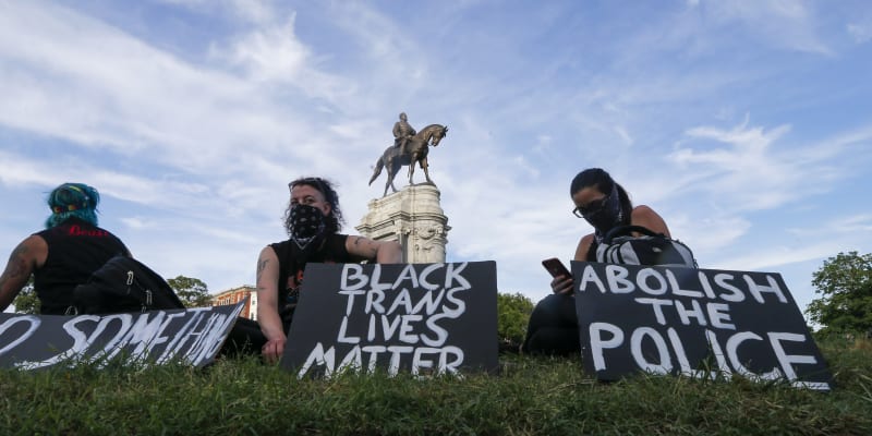 Socha generála Leeho se stala terčem hnutí Black Lives Matter. 