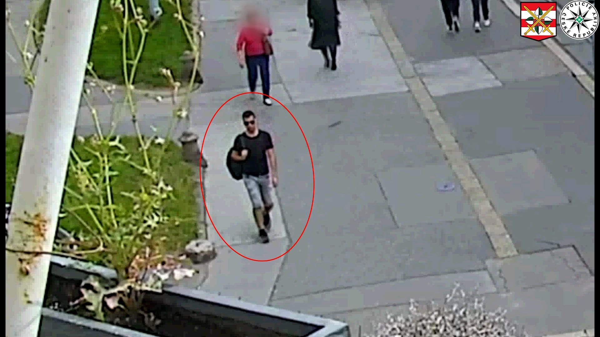 Policie zveřejnila videozáznam s mužem zachyceným krátce po činu, kriminalistům by podle policie mohl poskytnout cenné svědectví. 