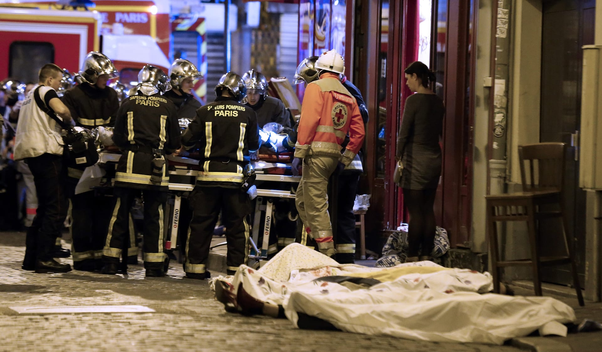 Přeživší popsali, jak vypadal teroristický útok v pařížském hudebním klubu Bataclan v Paříži.
