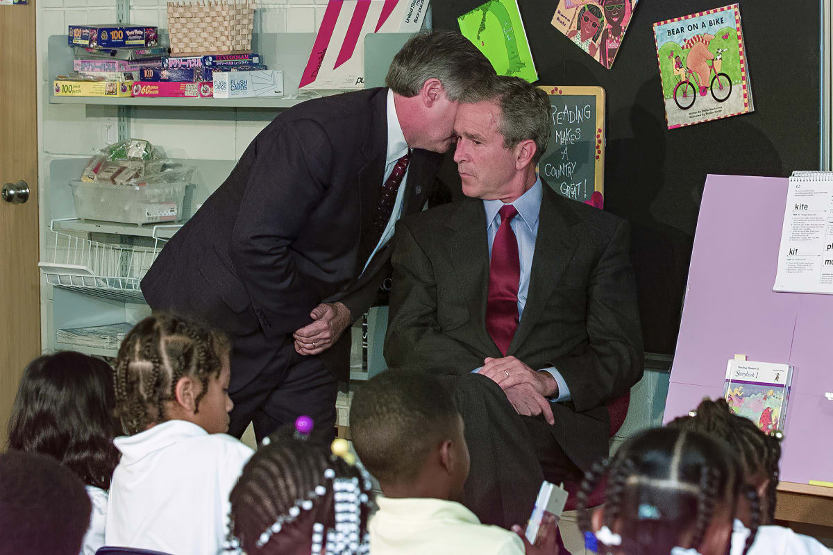 Americký prezident George W. Bush se při návštěvě základní školy v Sarasotě dozvídá, že se USA staly terčem teroristického útoku.