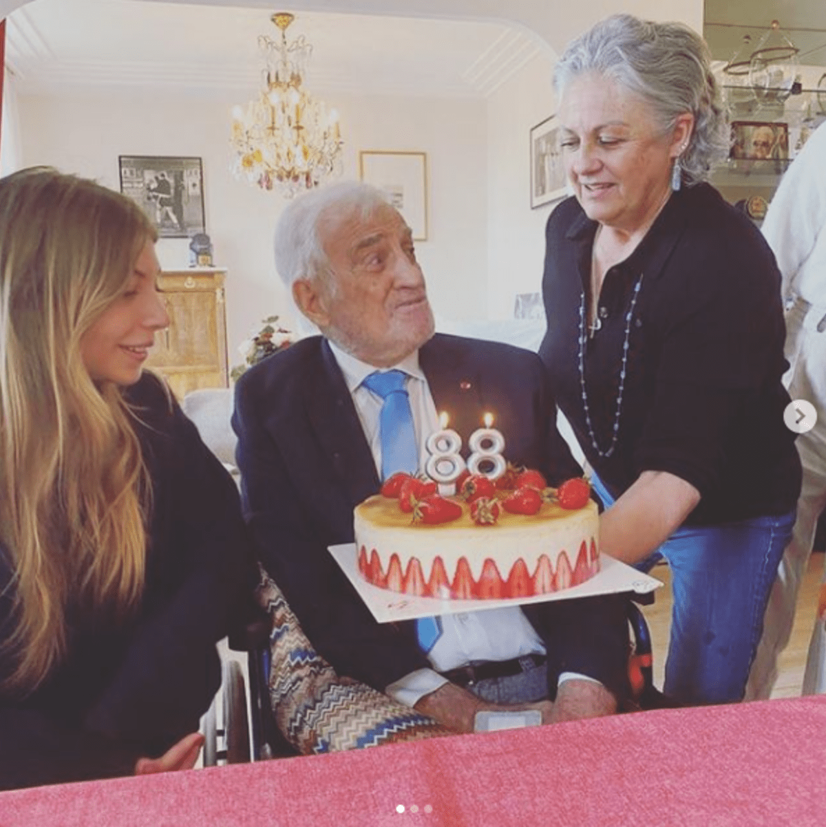 Dcera Florence předává Belmondovi narozeninový dort.