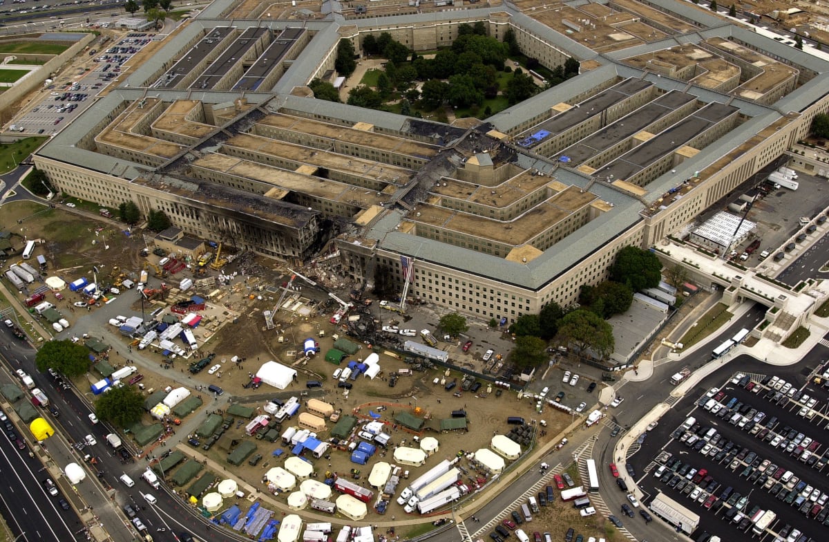 Pohled na Pentagon po nárazu letu 77 do budovy.