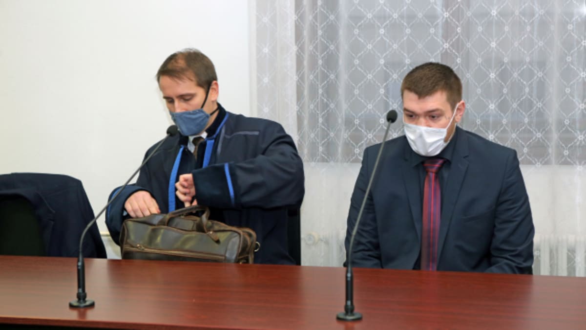 Šestadvacetiletý Lukáš Nováček z Karlovarska (vpravo) dostal za účast v bojích na východní Ukrajině 20 let. 