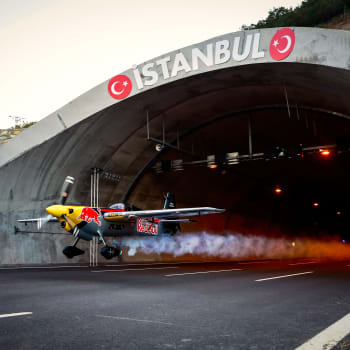 Ital Dario Costa jako první na světě prolétl letadlem dvěma tunely (autor: Samo Vidic/Red Bull Content Pool)