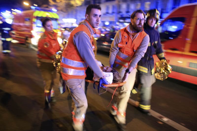 Během teroristických útoků v Paříži v roce 2015 zemřelo 130 lidí. 