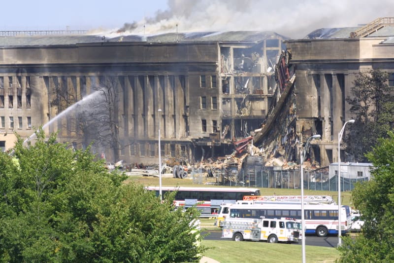 Při nárazu letadla do Pentagonu zahynulo v budově 125 lidí.