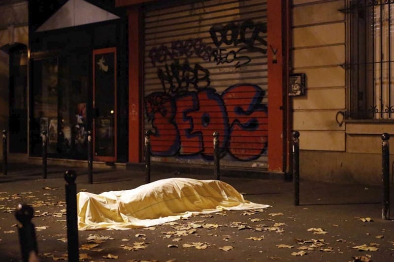 Během teroristických útoků v Paříži v roce 2015 zemřelo 130 lidí. 