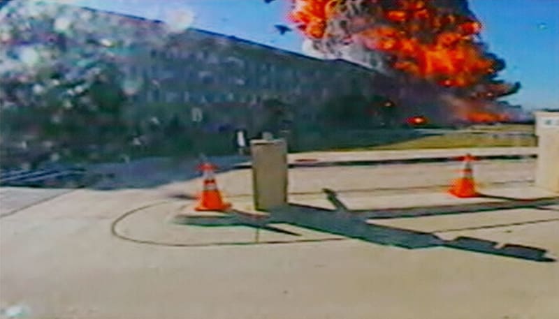 Bezpečnostní kamera u Pentagonu zachytila náraz letadla do budovy.