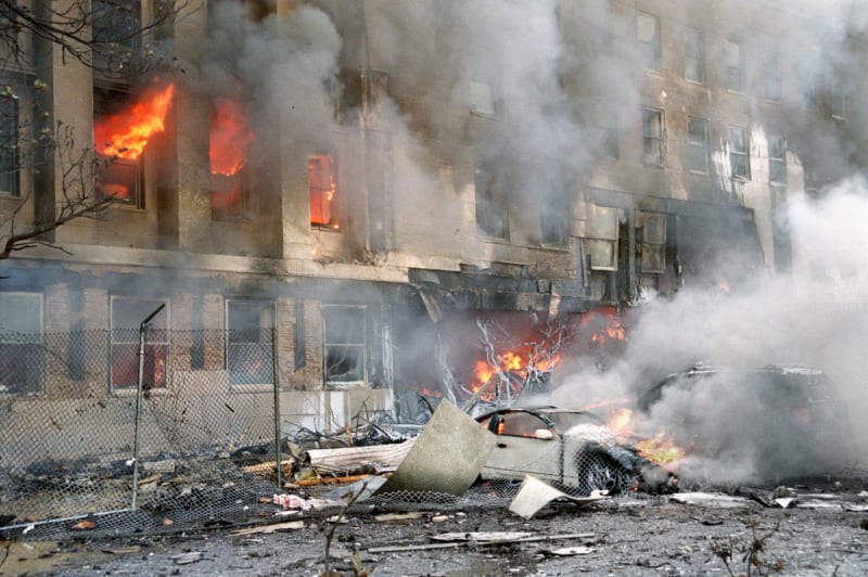 Poškození vnějšího prstence Pentagonu po nárazu uneseného letadla do budovy.