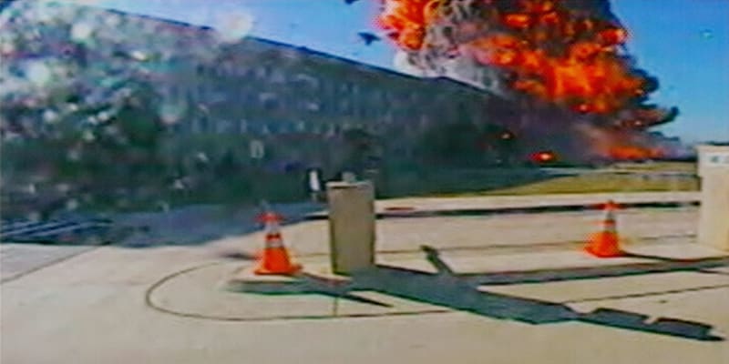 Bezpečnostní kamera u Pentagonu zachytila náraz letadla do budovy.