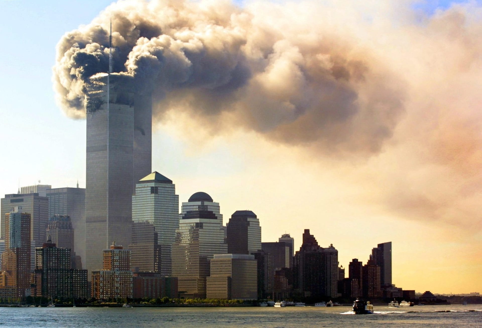 Hořící budovy World Trade Center po útoku z 11. září 2001. K jejich zřícení zbývají pouhé minuty.