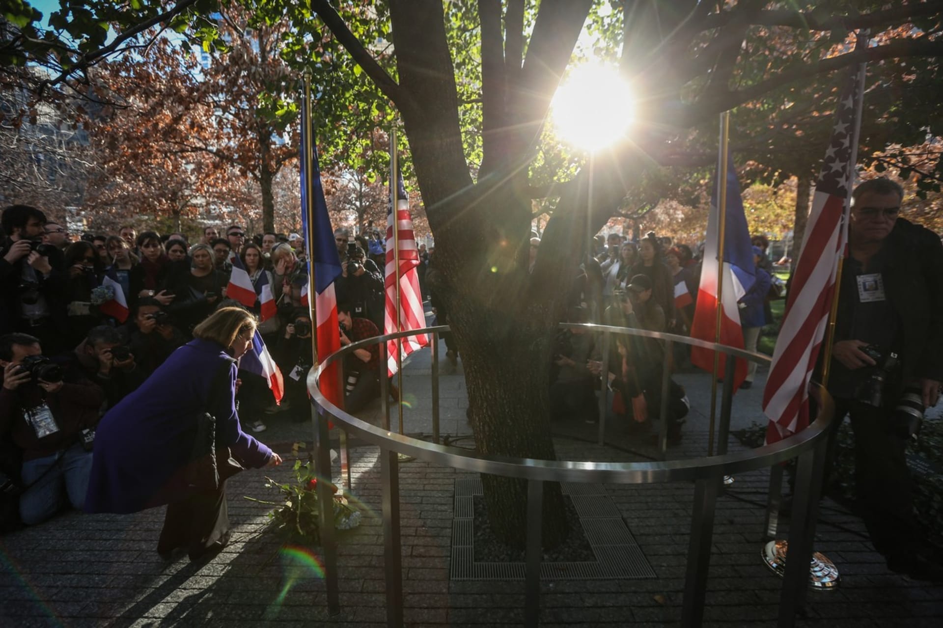 U Stromu přeživších lidé scházejí i u příležitosti uctění památek obětí jiných tragických události. Na snímku se 16. listopadu 2015 koná vzpomínková bohoslužba za oběti teroristických útoků v Paříži.