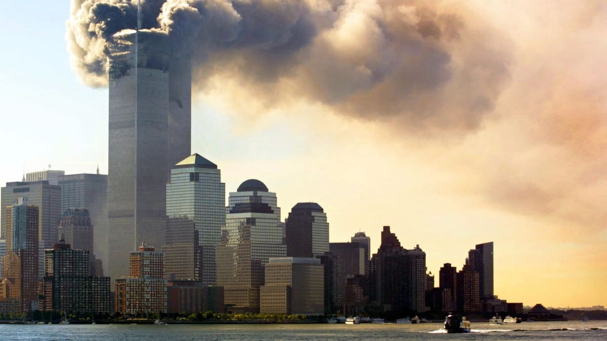 Hořící budovy World Trade Center po útoku z 11. září 2001. K jejich zřícení zbývají pouhé minuty.