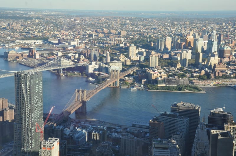 Pohled z One World Trade Center na Brooklynský most
