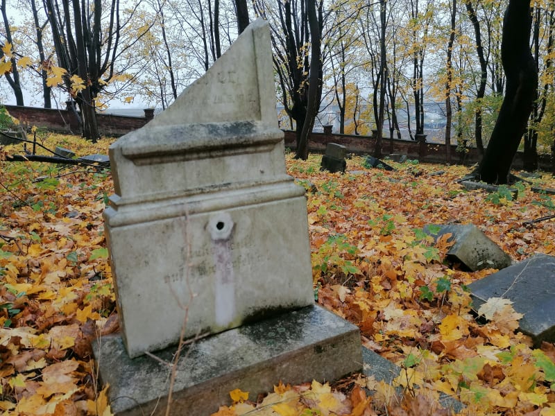Polámané náhrobky na německém hřbitově v Krnově-Chomýži. Listopad 2020
