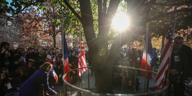 U Stromu přeživších lidé scházejí i u příležitosti uctění památek obětí jiných tragických události. Na snímku se 16. listopadu 2015 koná vzpomínková bohoslužba za oběti teroristických útoků v Paříži.