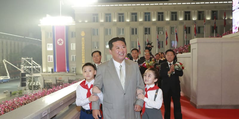 Vyhublý Kim Čong-un na vojenské přehlídce