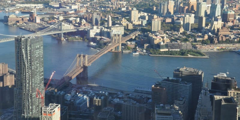 Pohled z One World Trade Center na Brooklynský most