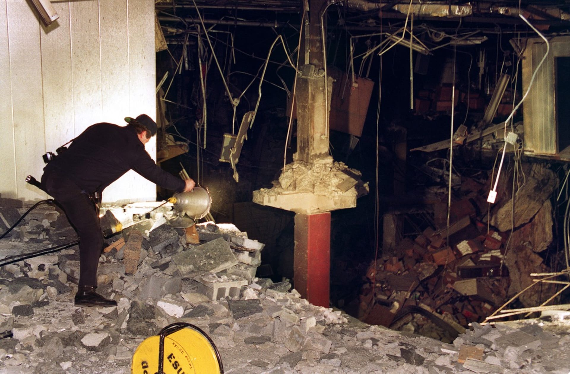 Vyšetřovatelé zkoumají následky výbuchu nálože v podzemních garážích budovy Dvojčat.