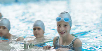 Plavání dětí z jedné školy bude bez testů. U sportu se ruší rozestupy, rozhodla vláda