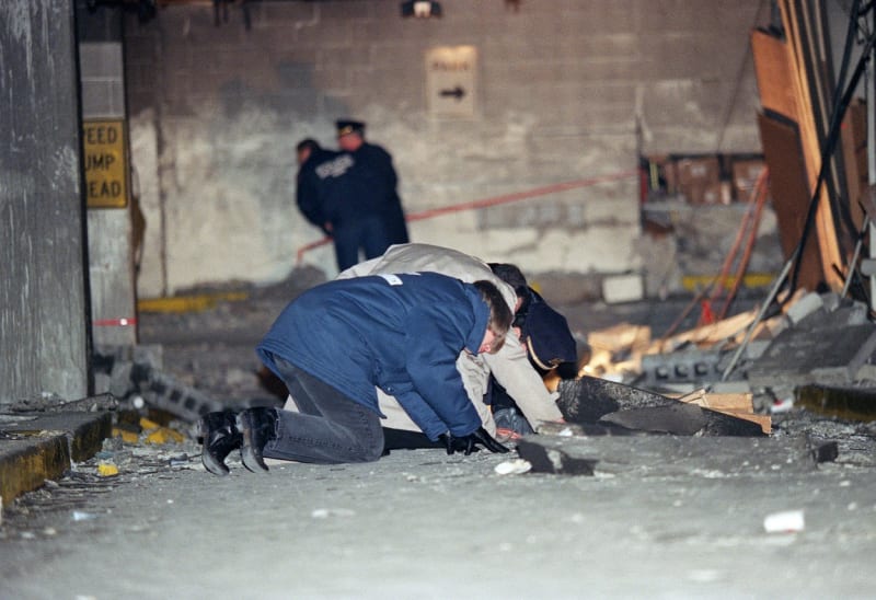 Vyšetřovatelé zkoumají následky výbuchu nálože v podzemních garážích budovy Dvojčat.
