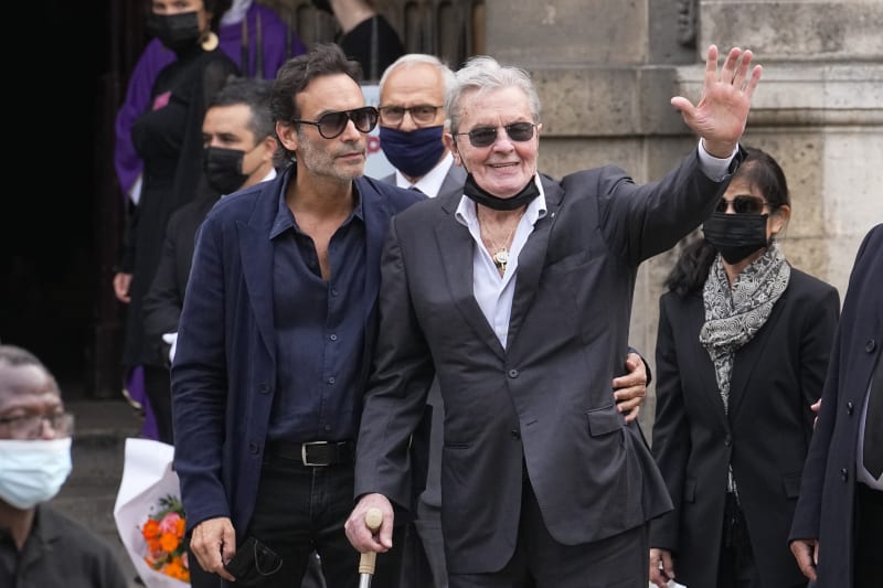 Lidé potleskem uvítali také Alaina Delona, kterého na pohřeb dlouholetého hereckého kolegy doprovodil syn Anthony Delon.