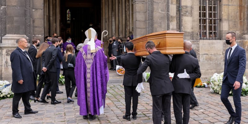 Rodina a nejbližší přátele dávali v pátek poslední sbohem Jeanu-Paulu Belmondovi.
